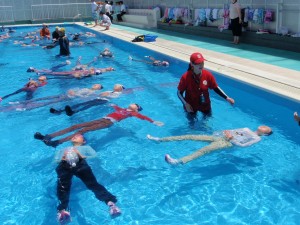 【江戸川区立小学校 『命を守る着衣泳・ういてまて』講習】JCUE 講師派遣事業についてのお知らせ